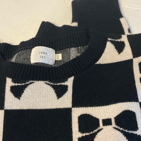 Chic Black and White Bow Patterned Crewneck Sweater - Picture 9 of 9